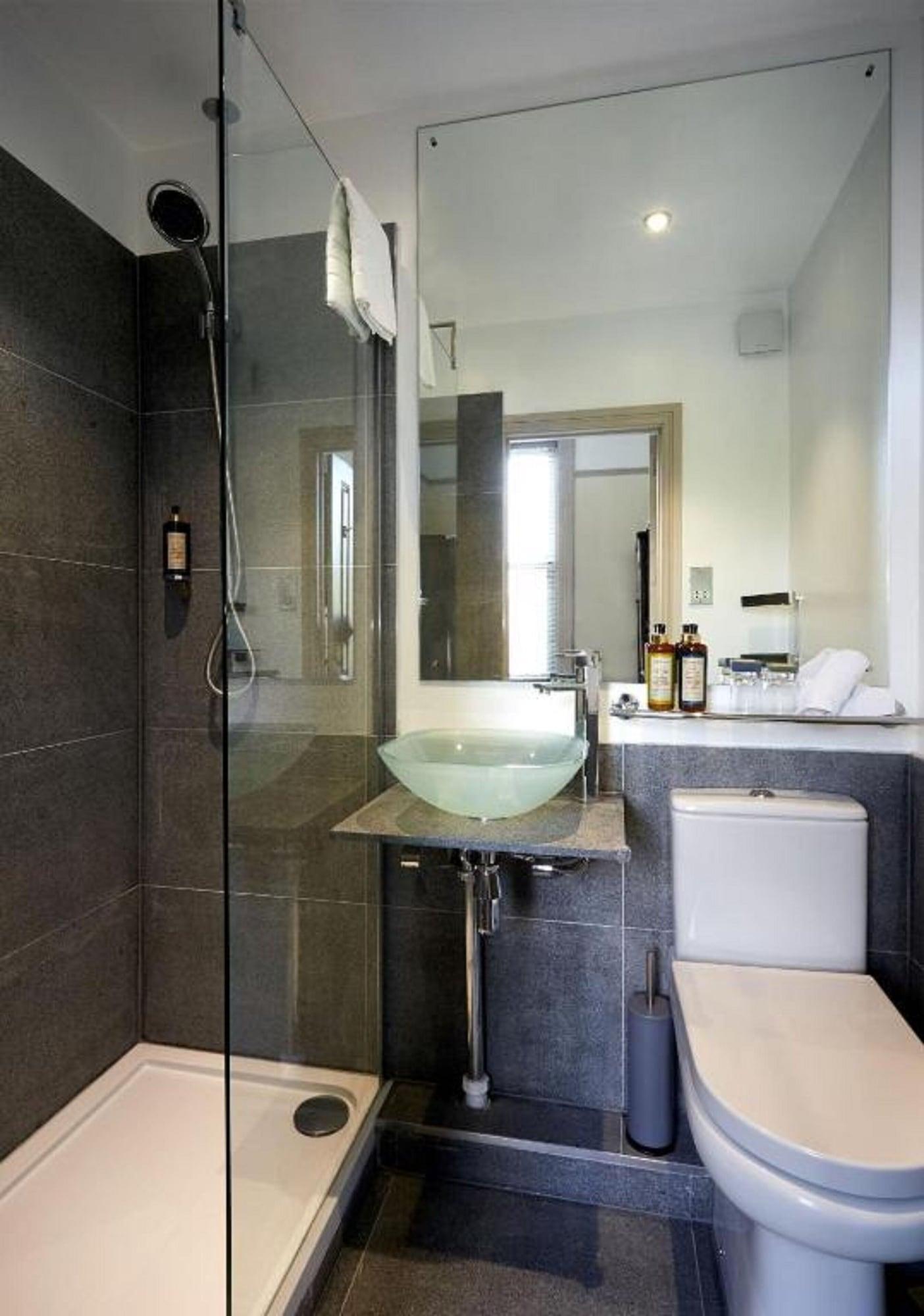 Dorian House Boutique B&B - Free Parking! Bath Zewnętrze zdjęcie A modern bathroom