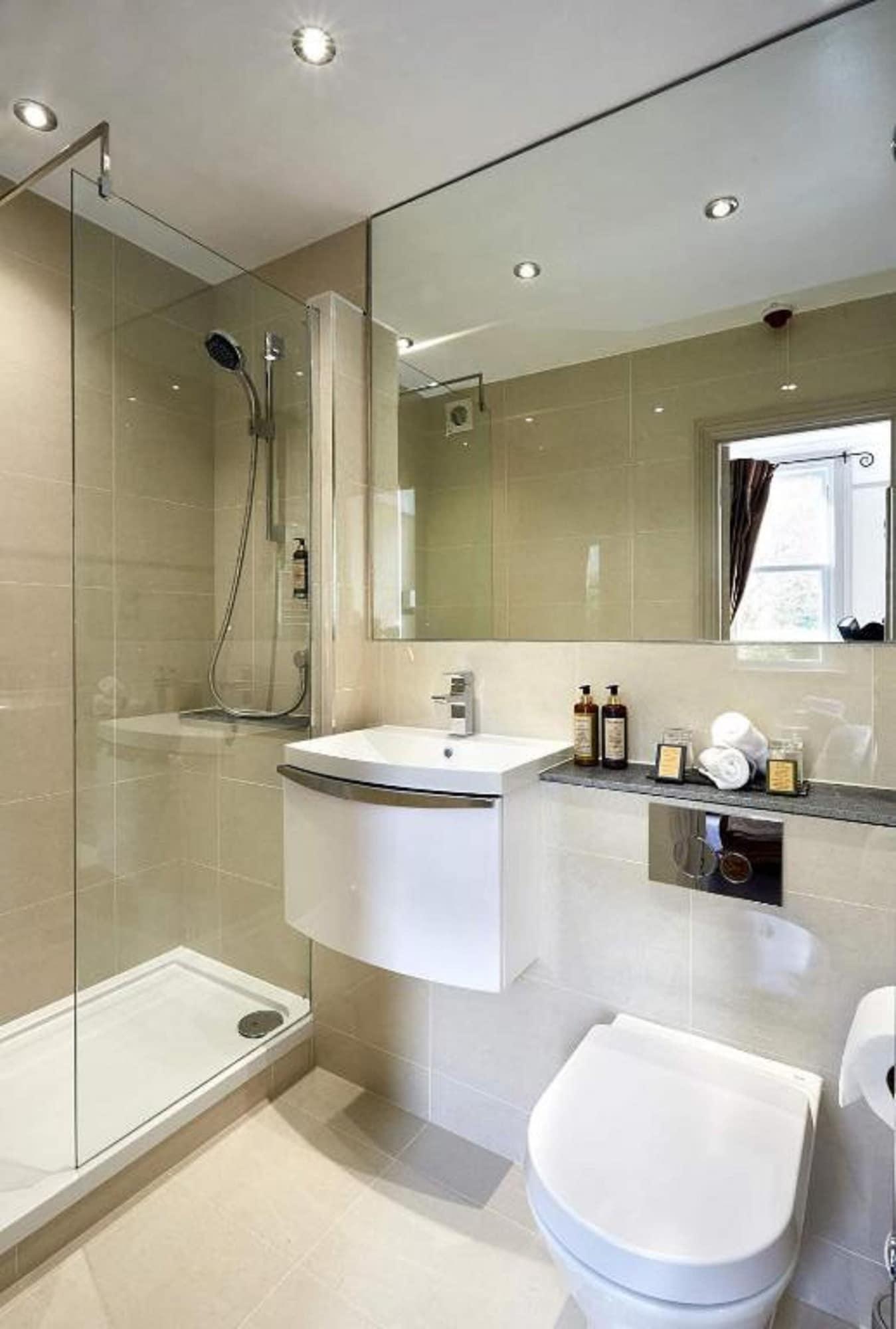 Dorian House Boutique B&B - Free Parking! Bath Zewnętrze zdjęcie A bathroom with a shower enclosure