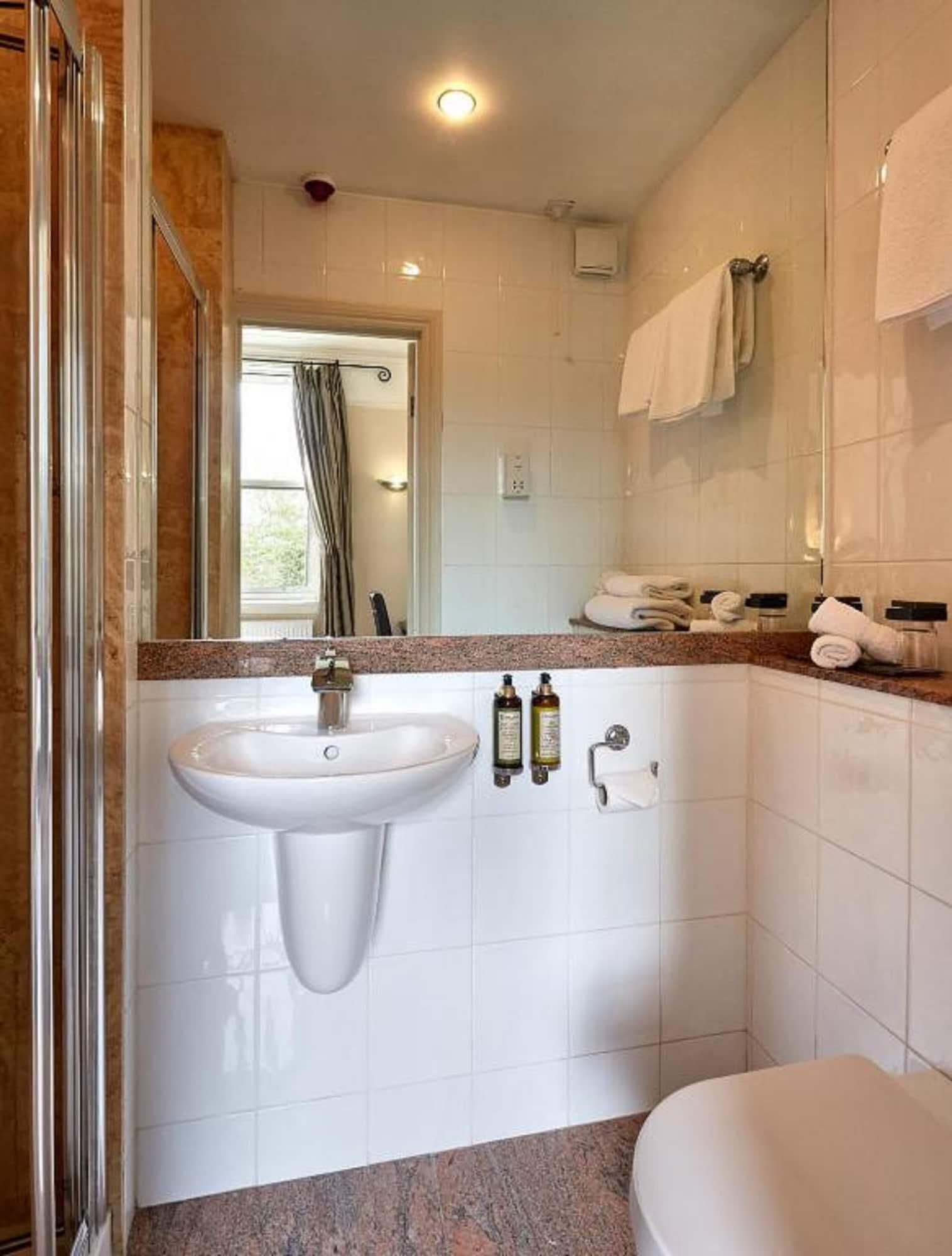 Dorian House Boutique B&B - Free Parking! Bath Zewnętrze zdjęcie A typical bathroom in a hotel