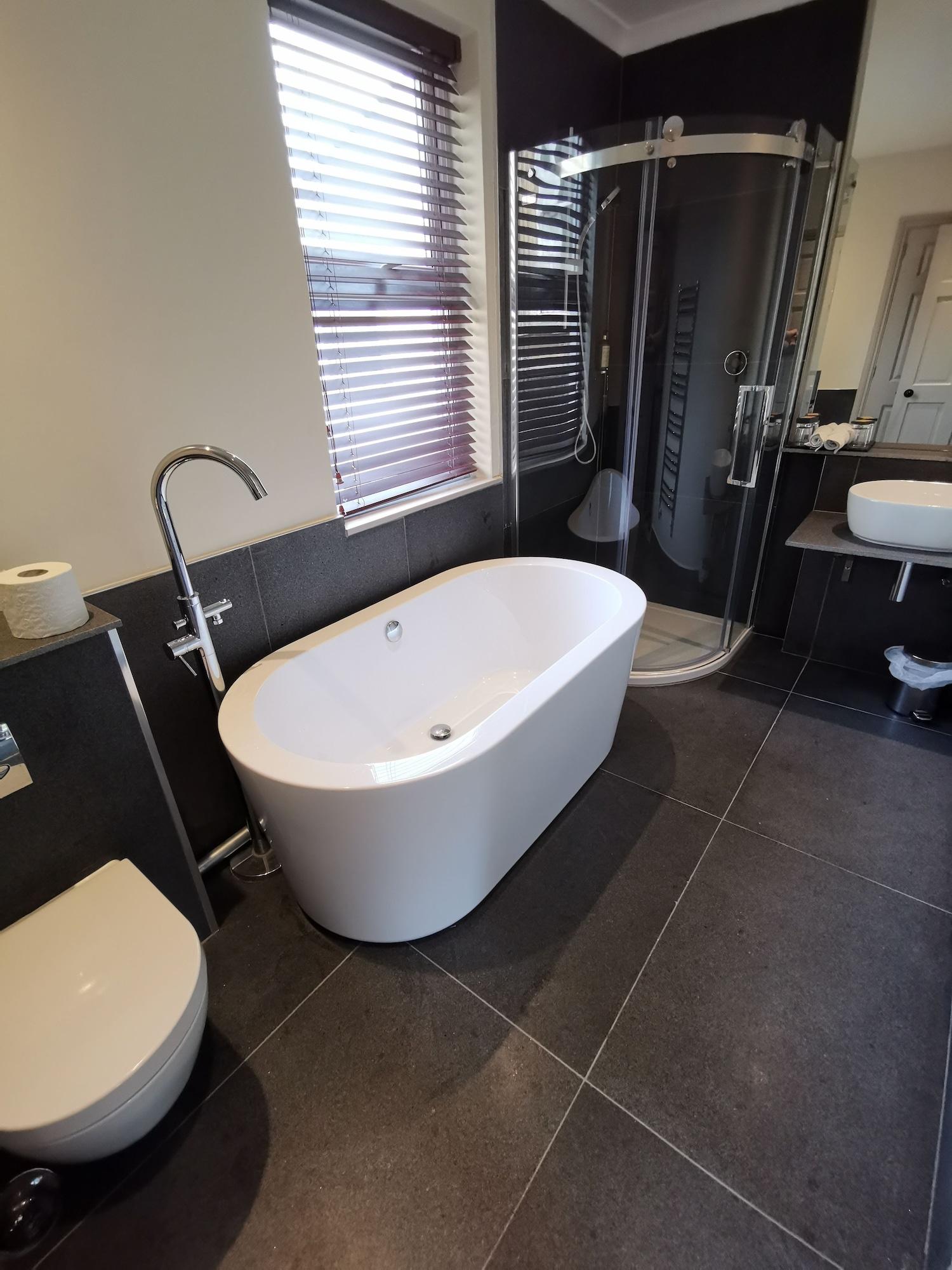 Dorian House Boutique B&B - Free Parking! Bath Zewnętrze zdjęcie A freestanding bathtub