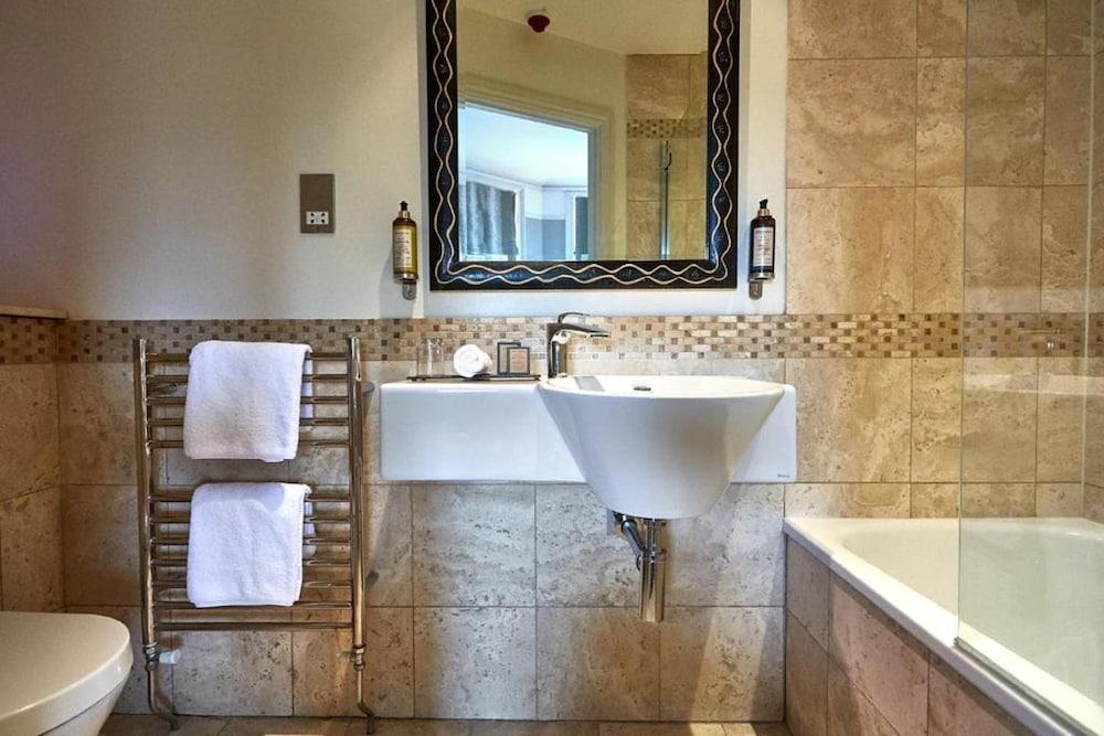 Dorian House Boutique B&B - Free Parking! Bath Zewnętrze zdjęcie A bathroom in the UK